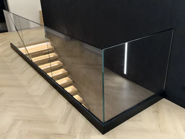 balustrada-szklana-na-czarnej-listwie balustrada-szklana-na-czarnej-listwie
