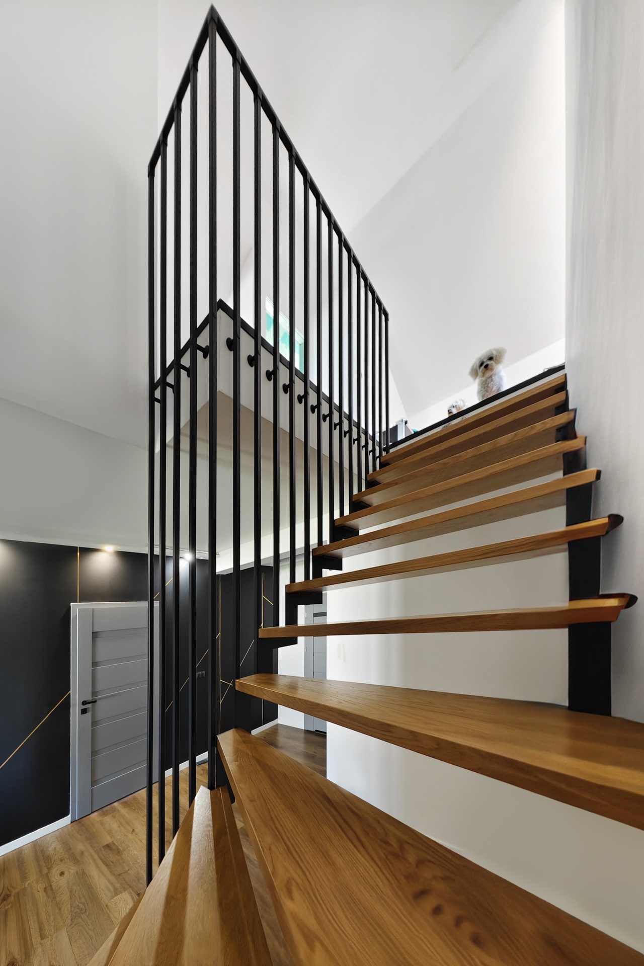 balustrada harfa montowana z boku schody drewniane