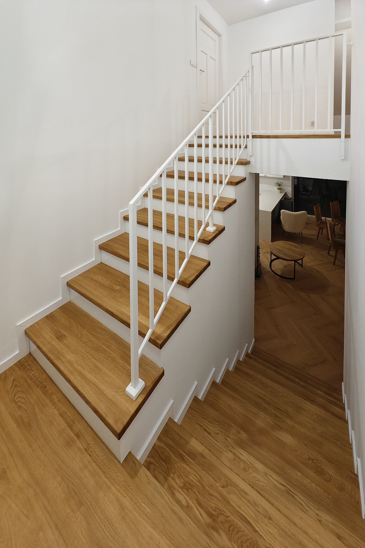 balustrada stalowa biala na schodach debowych