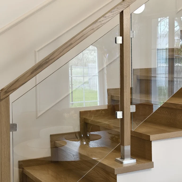 balustrada szklana na drewnianych slupkach detal