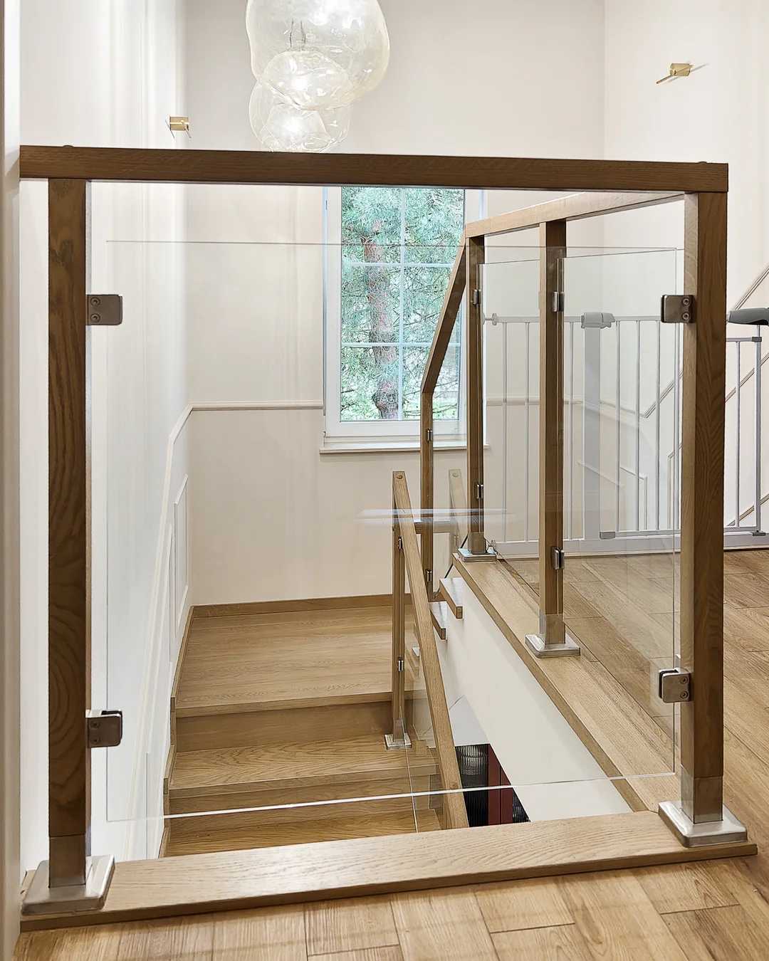 balustrada szklana na slupkach drewnianych oferta