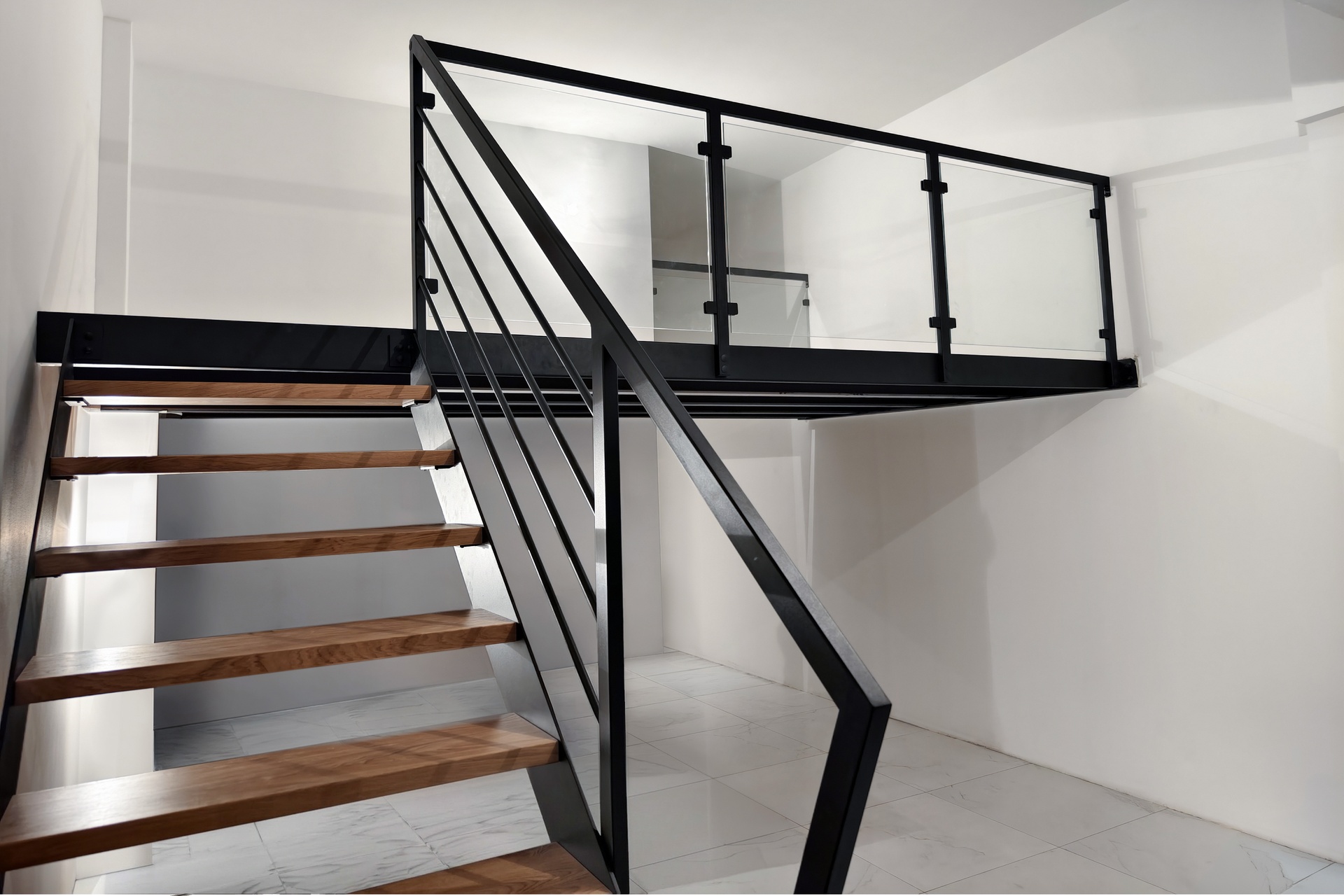 balustrada szklana na slupkach na antresoli