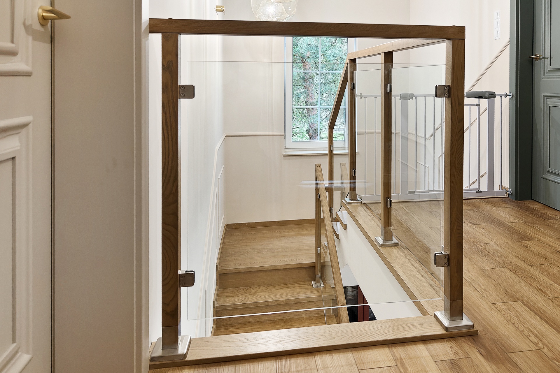 balustrada szklana z debowym pochwytem