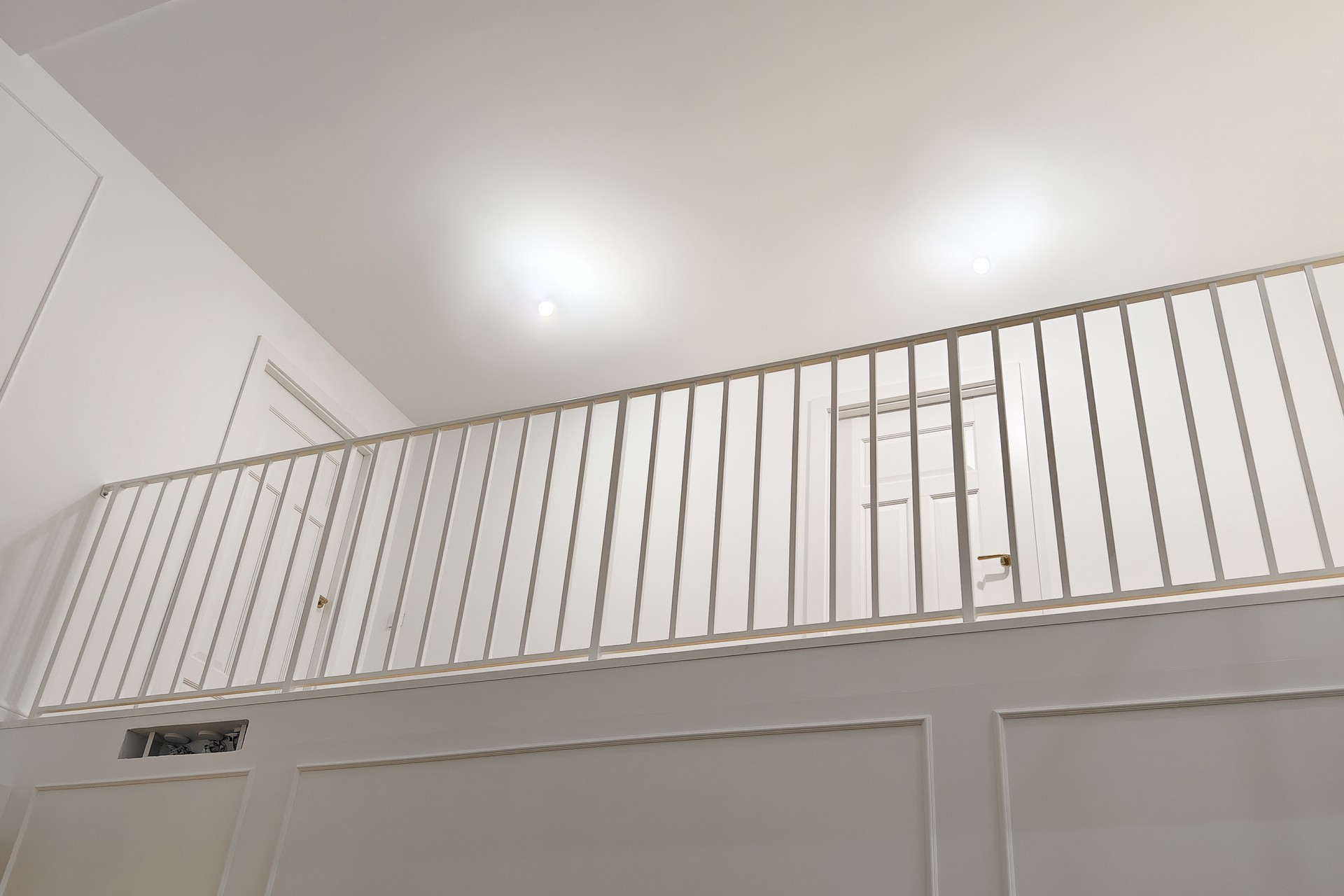 biala balustrada na antresoli