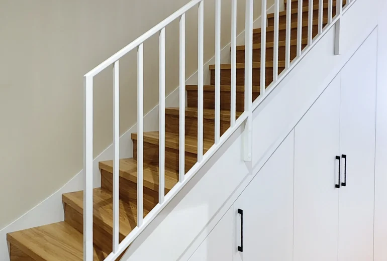 biala zabudowa pod schodami samonosnymi