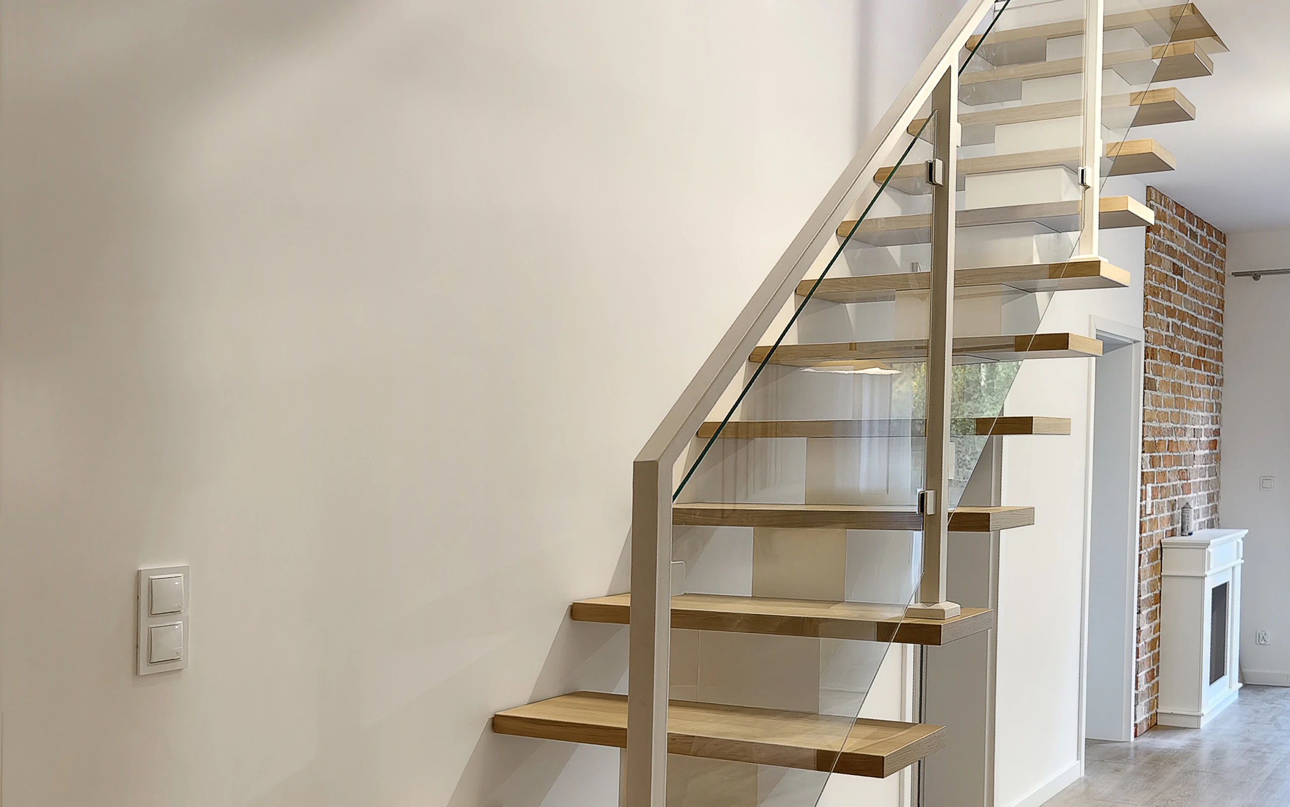 biale nowoczesne schody na konstrukcji jablonna