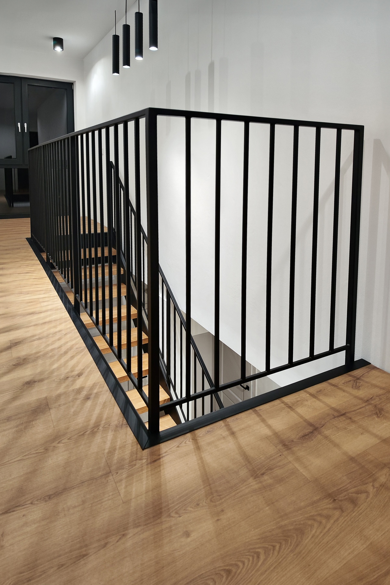czarna balustrada wewnetrzna pionowe wypelnienie