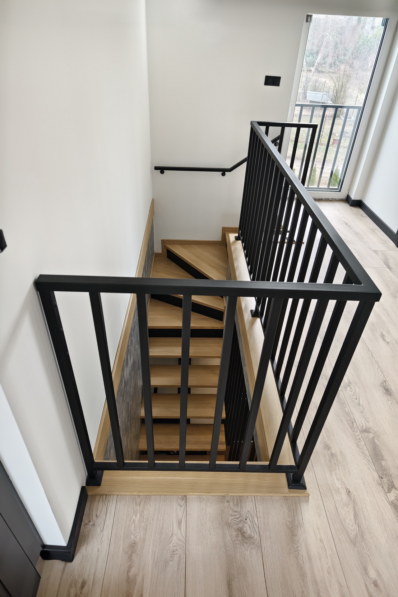 czarna balustrada z wypelnieniem pionowym progresmet