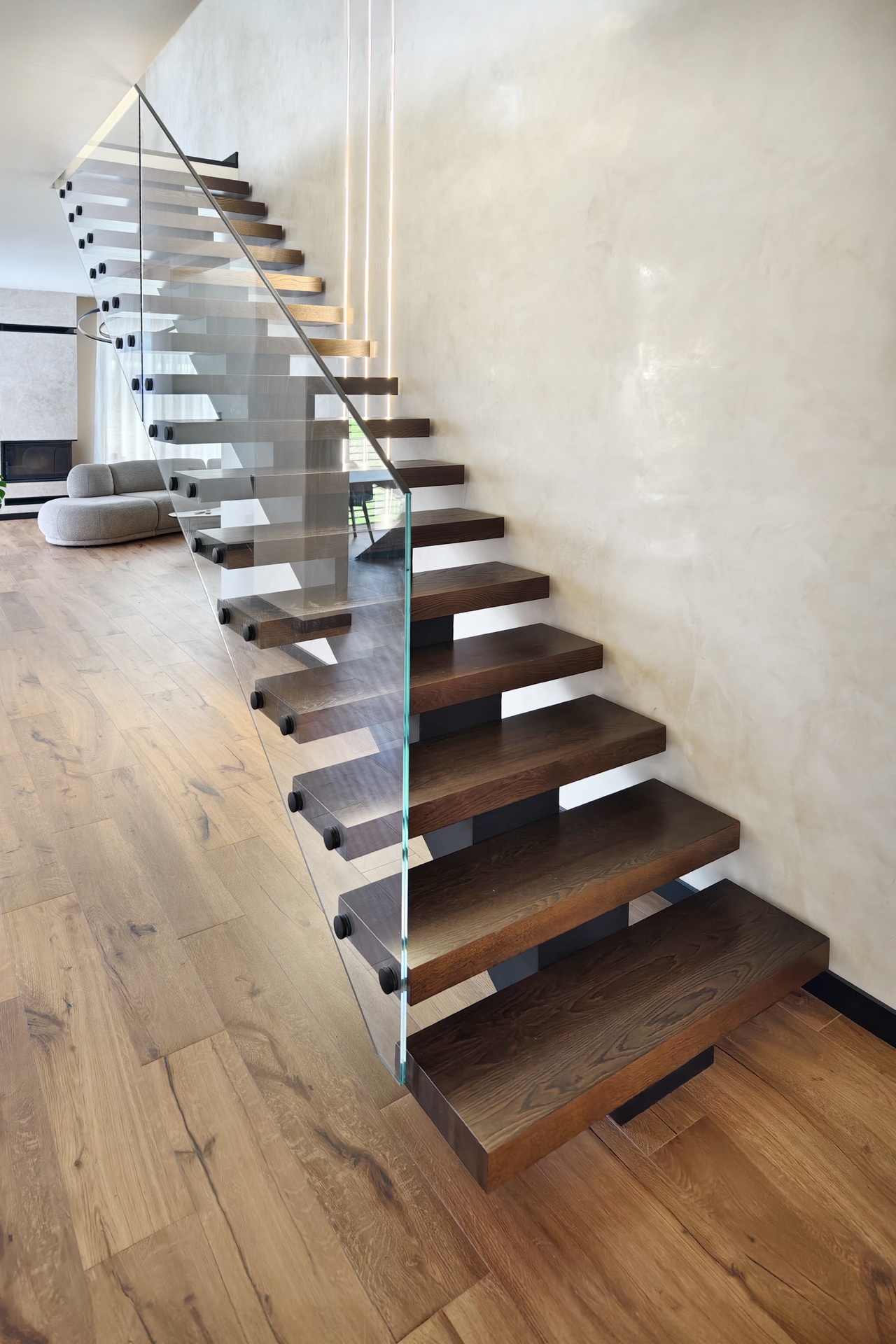 czarne schody drewniane samonosne kielce