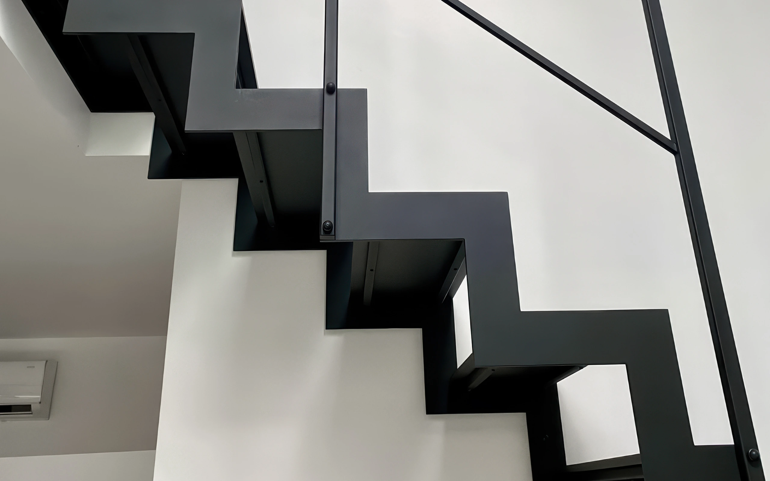 czarne schody z czarnymi stopniami legionowo