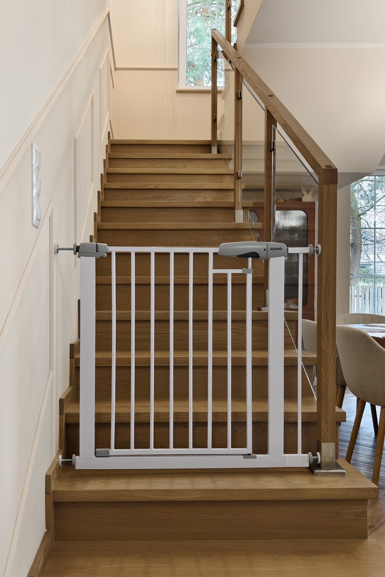 debowe schody na beton z balustrada szklana