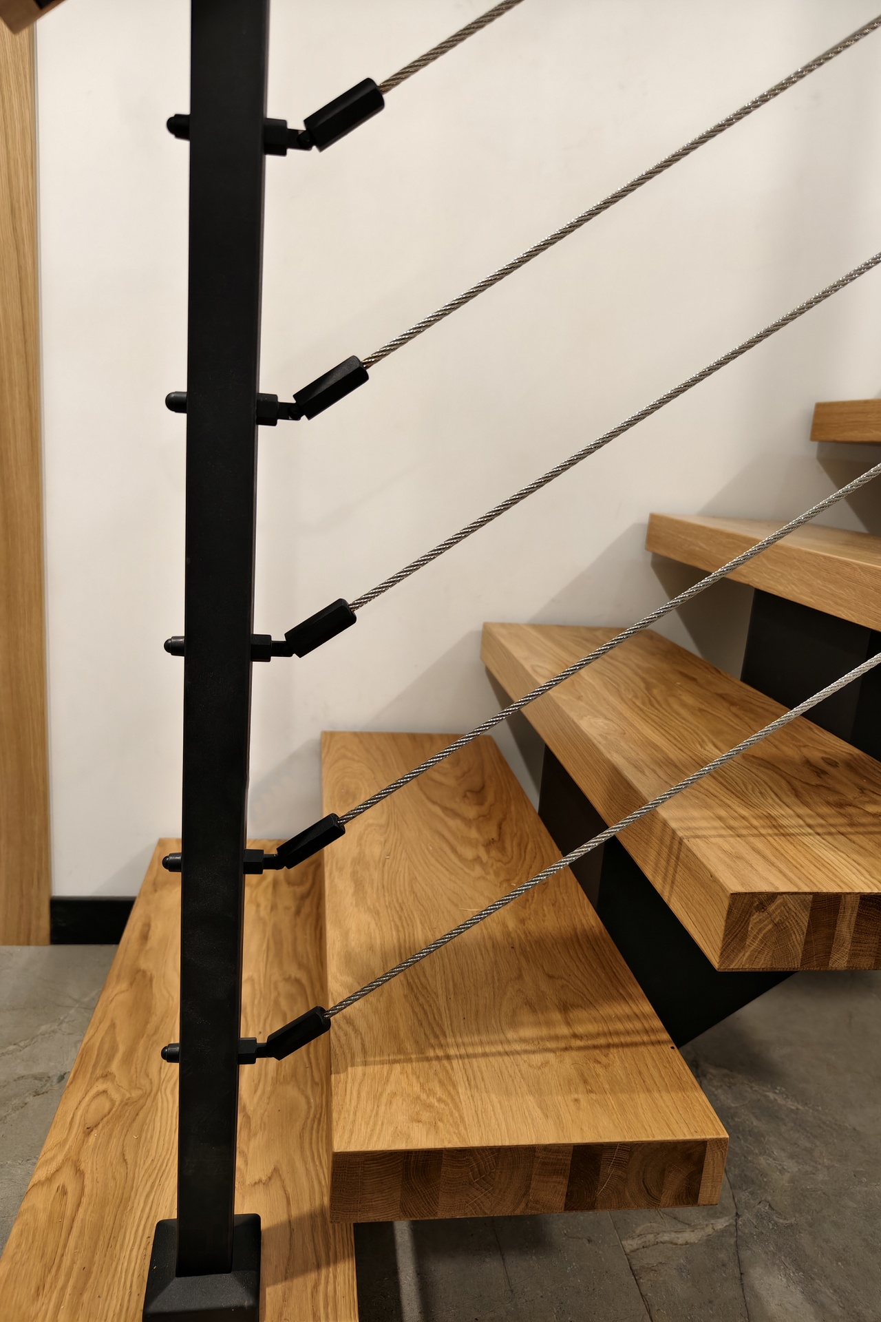 detal balustrady z linek stalowych naciagi