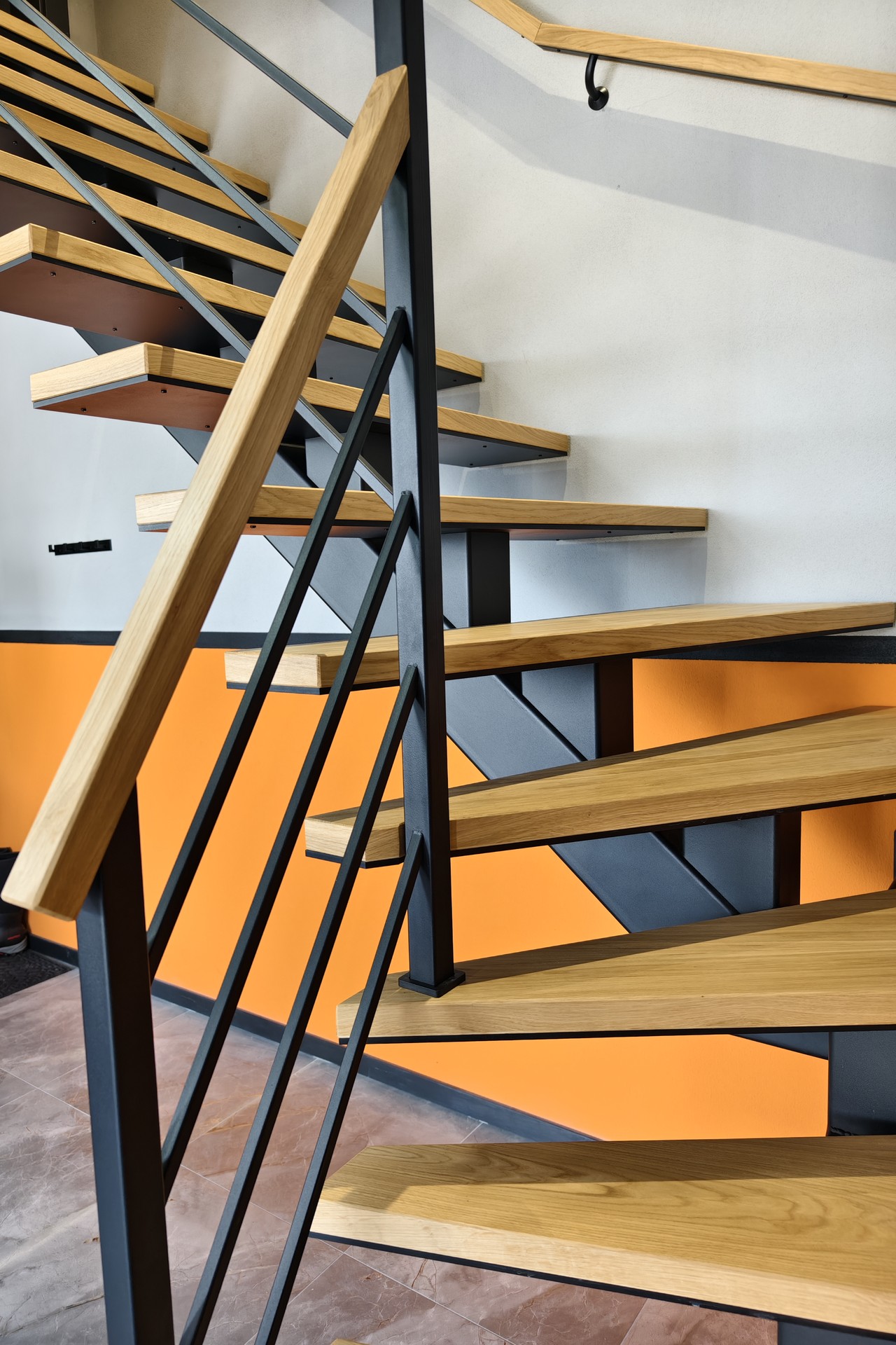 detal porecze schodowe drewniane