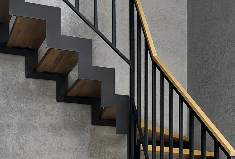 metalowe schody zabiegowe z porecza drewniana