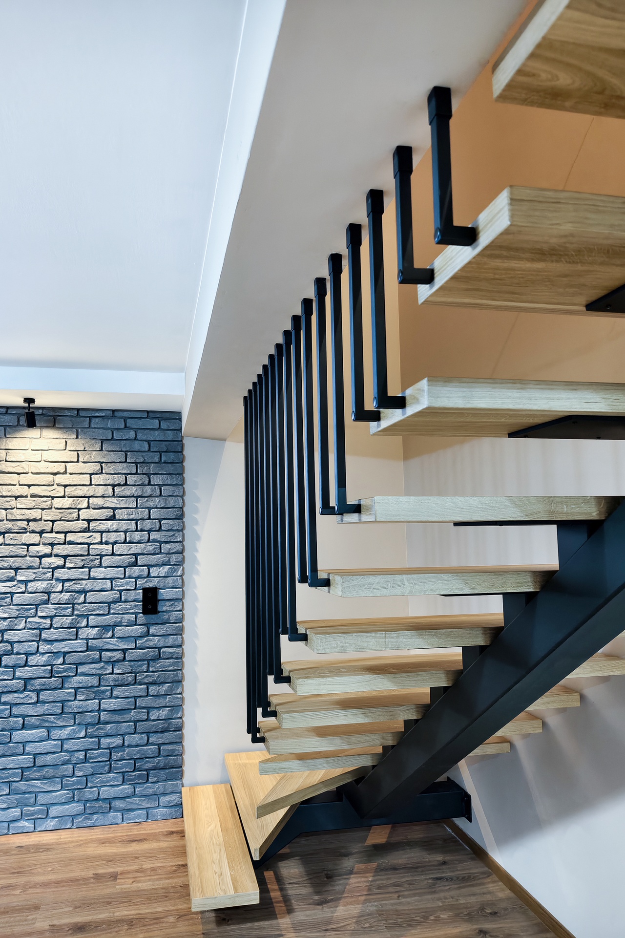 nowoczesna balustrada pionowa harfa