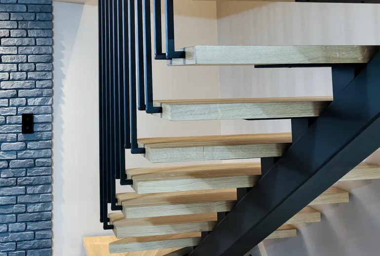 nowoczesna czarna balustrada pionowa harfa progresmet