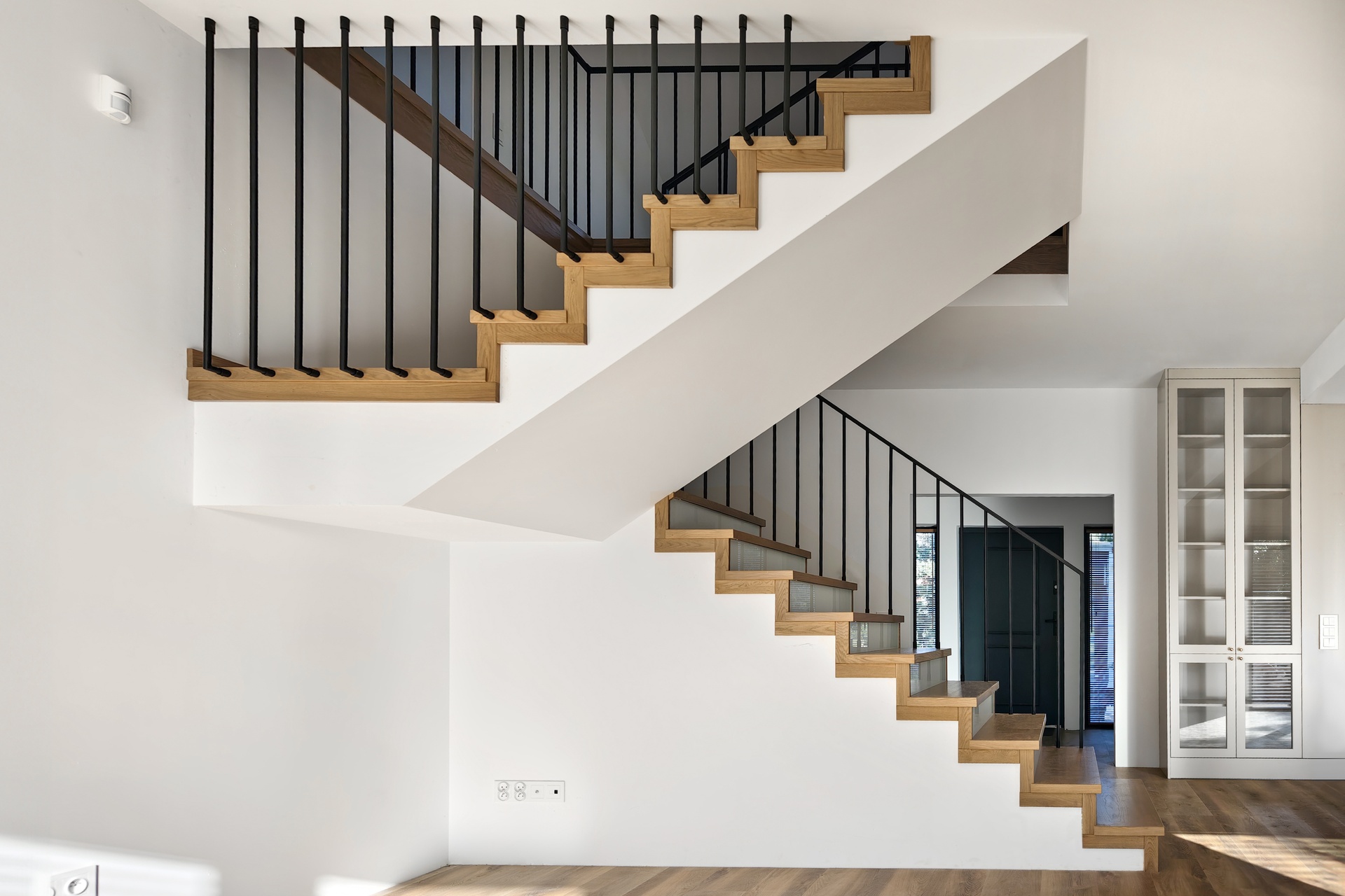 nowoczesne oblozenie schodow betonowych drewnem