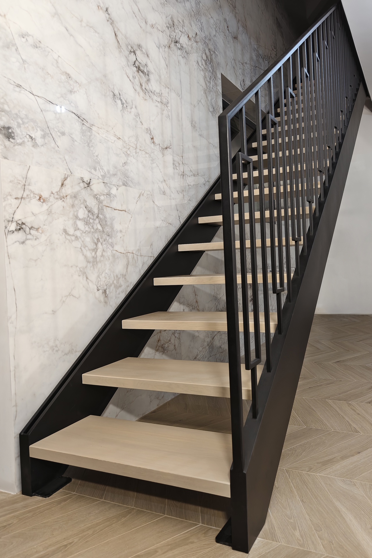 nowoczesne schody azurowe czarne