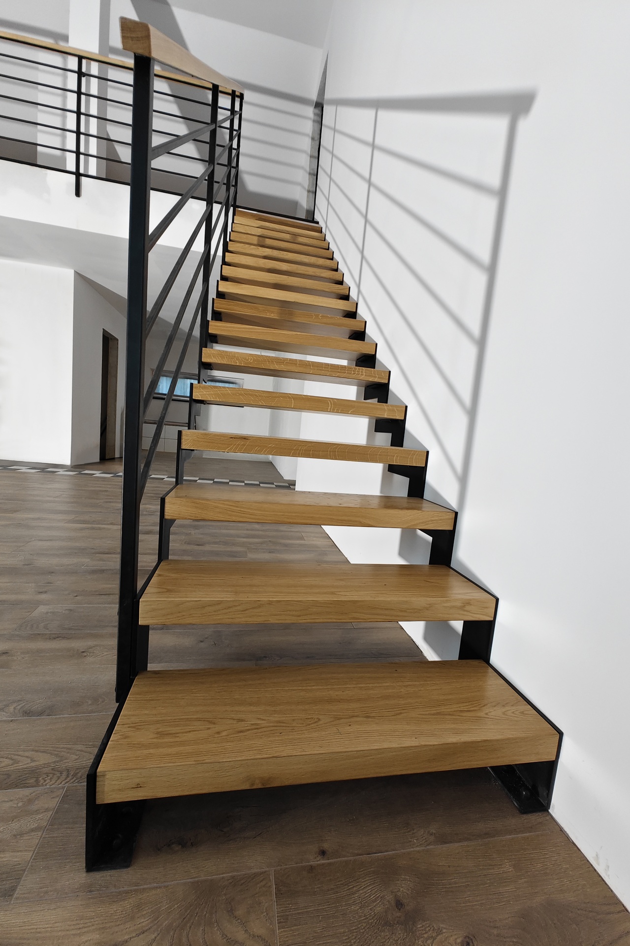 nowoczesne schody debowe z porecza drewniana