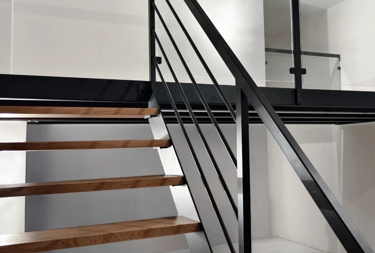 nowoczesne schody industrialne z balustrada loft