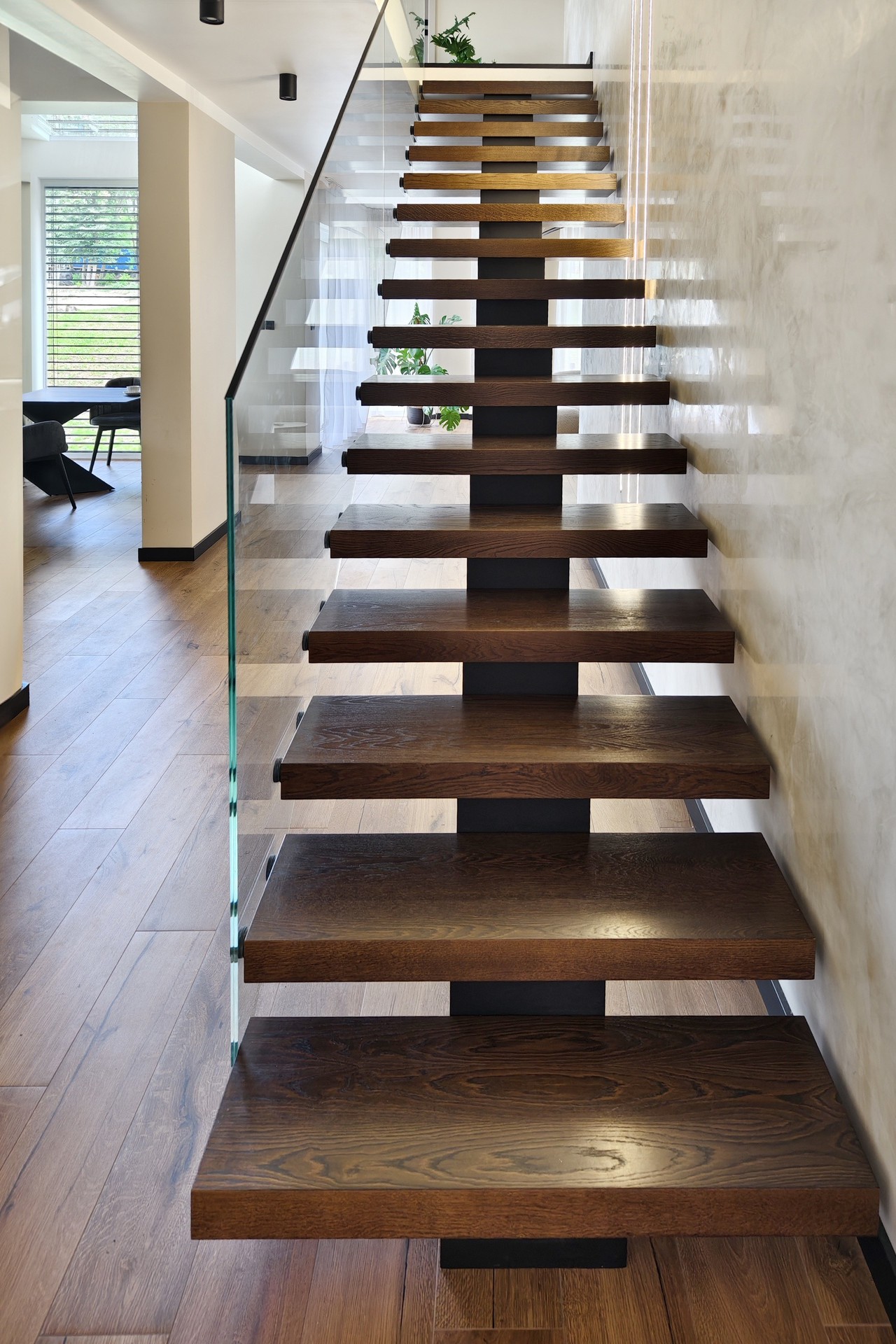 nowoczesne schody na belce centralnej czarnej progresmet