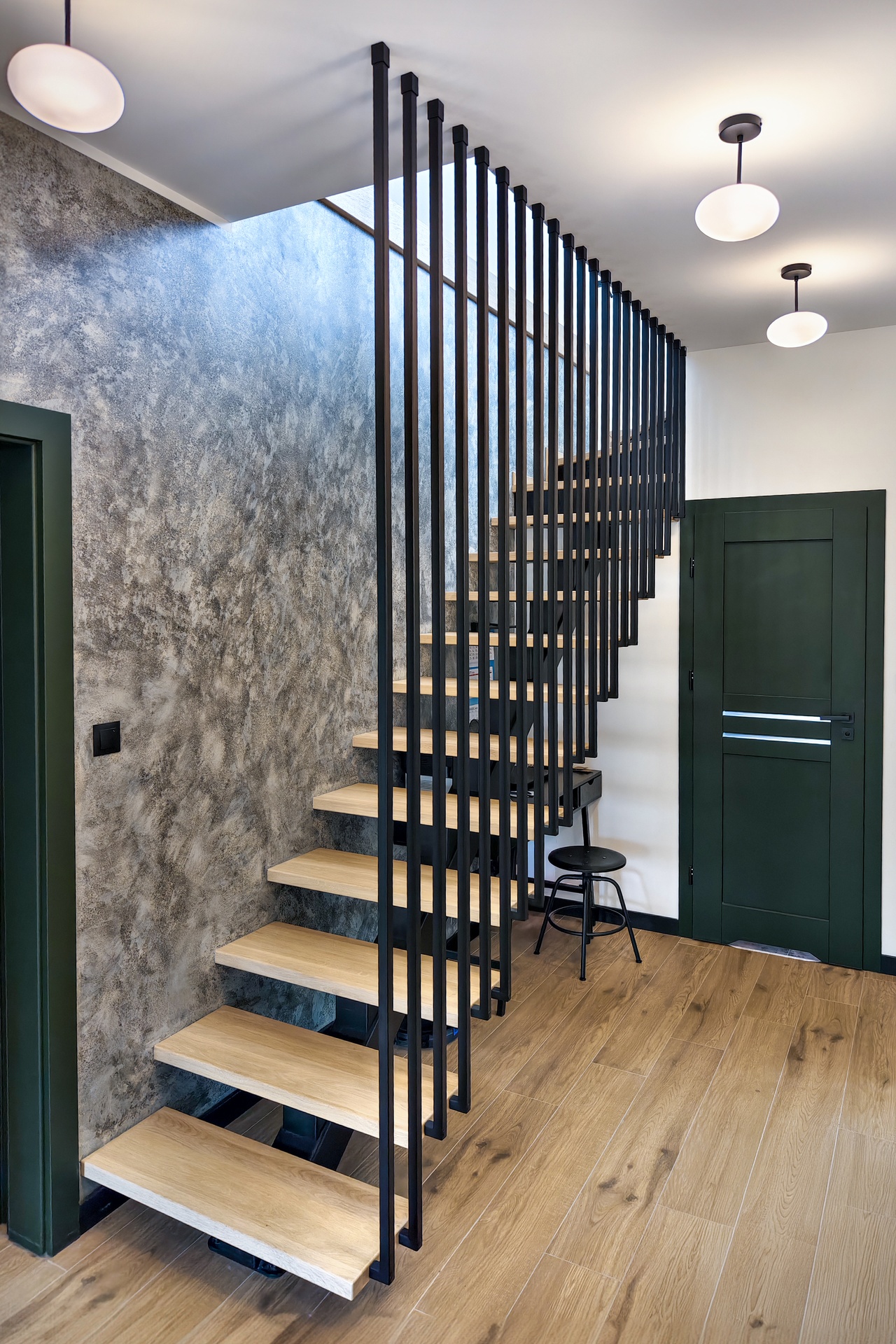 nowoczesne schody na belce centralnej loft