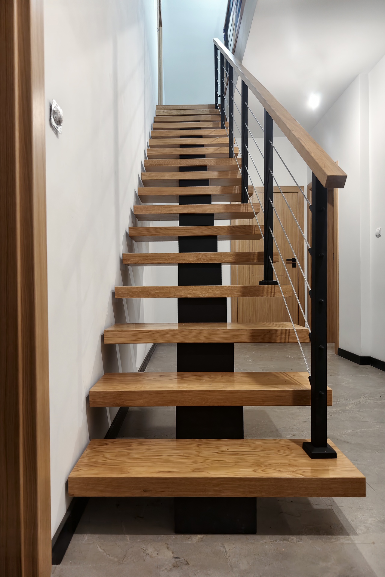 nowoczesne schody wspornikowe belka stalowa