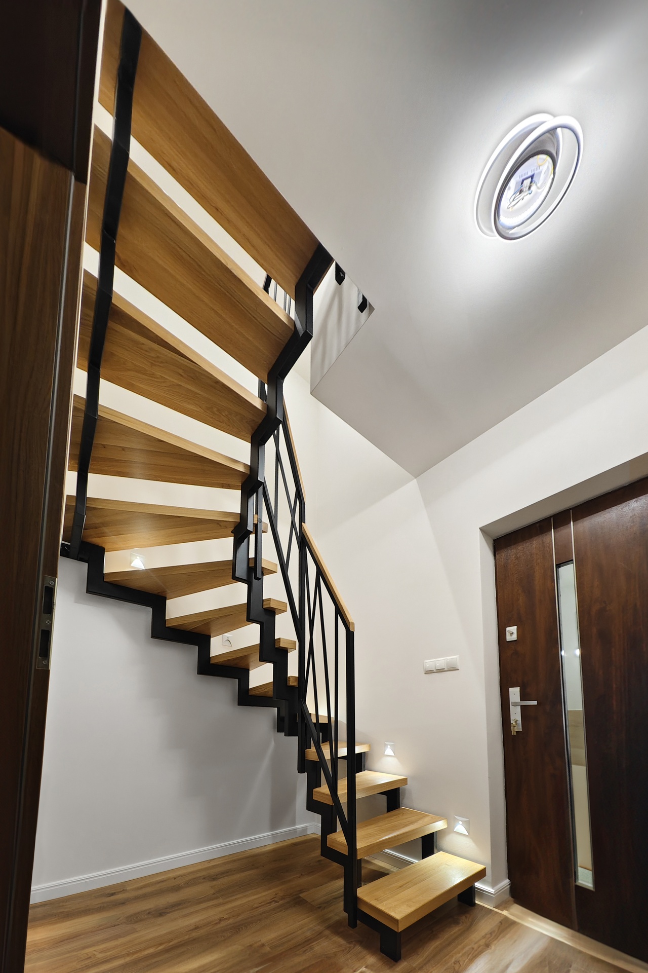 nowoczesne schody zabiegowe w ciasnej klatce