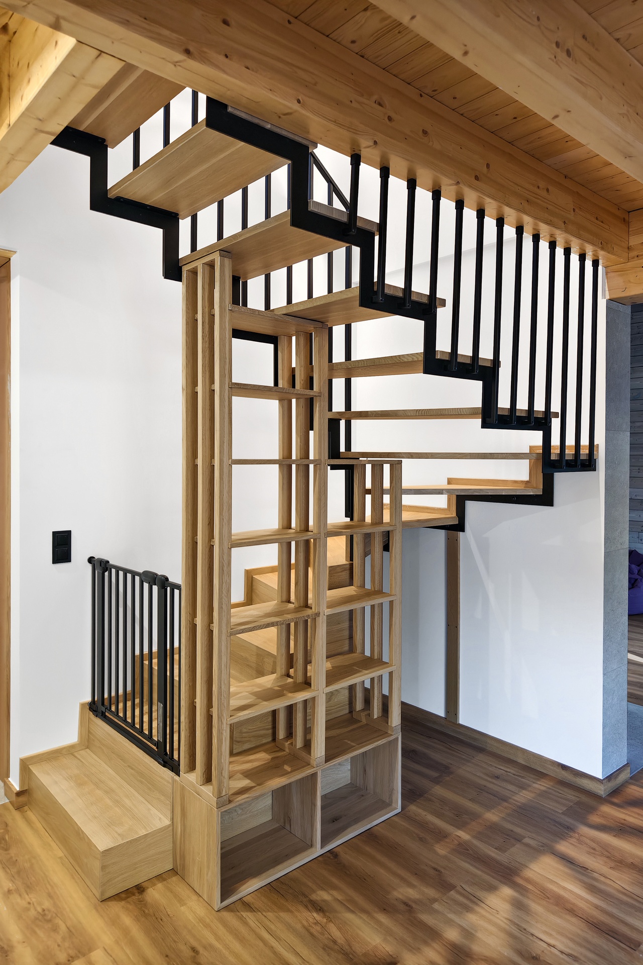 nowoczesne schody zabiegowe z zabudowa pod stopniami