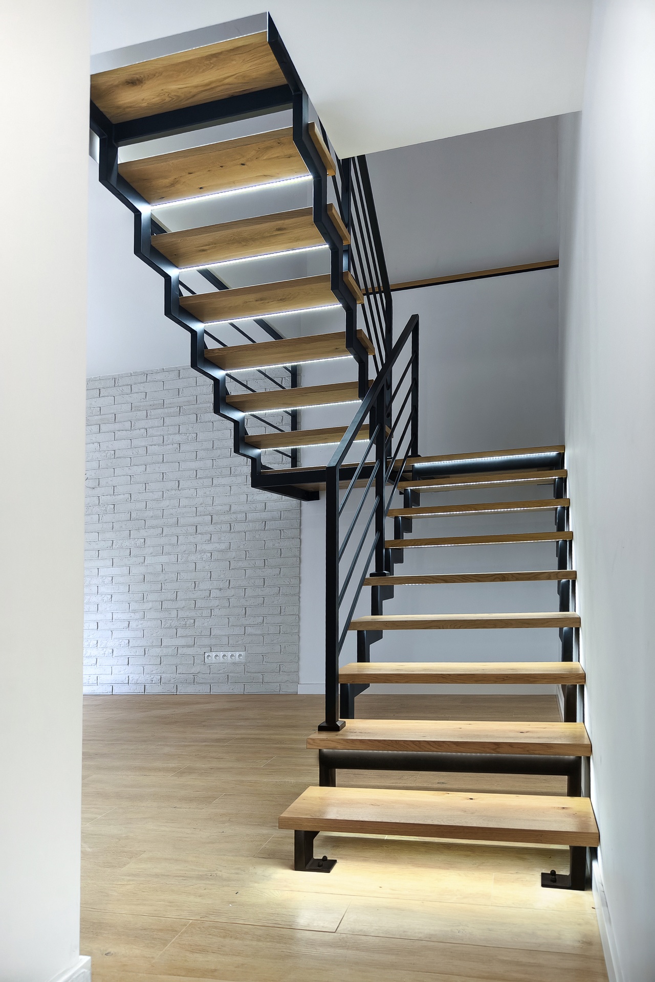 podswietlenie led stopni schody z podestem