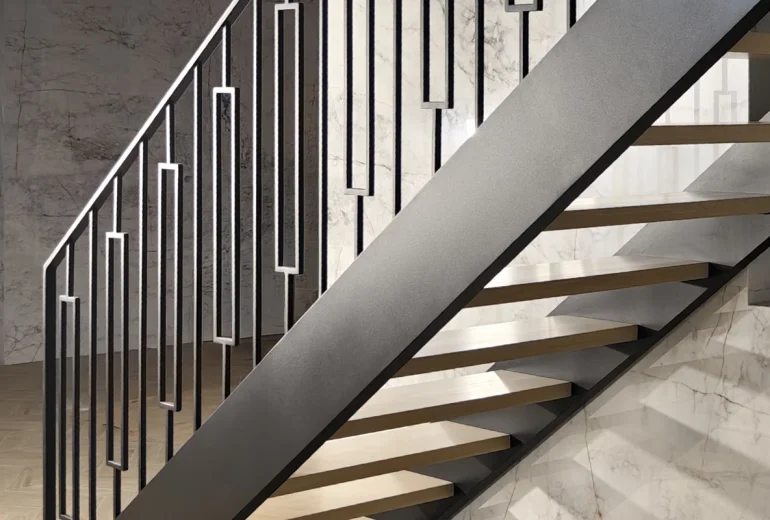 pogrubiane policzki schodow samonosnych detal