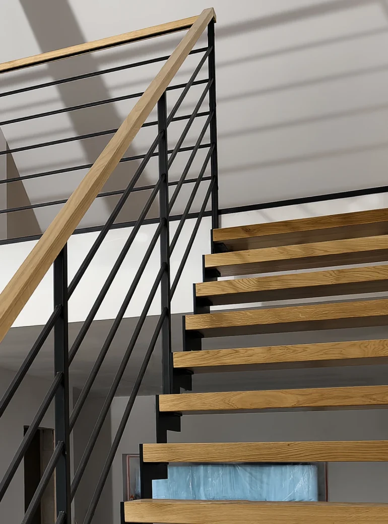 schody azurowe z balustrada z porecza drewniana