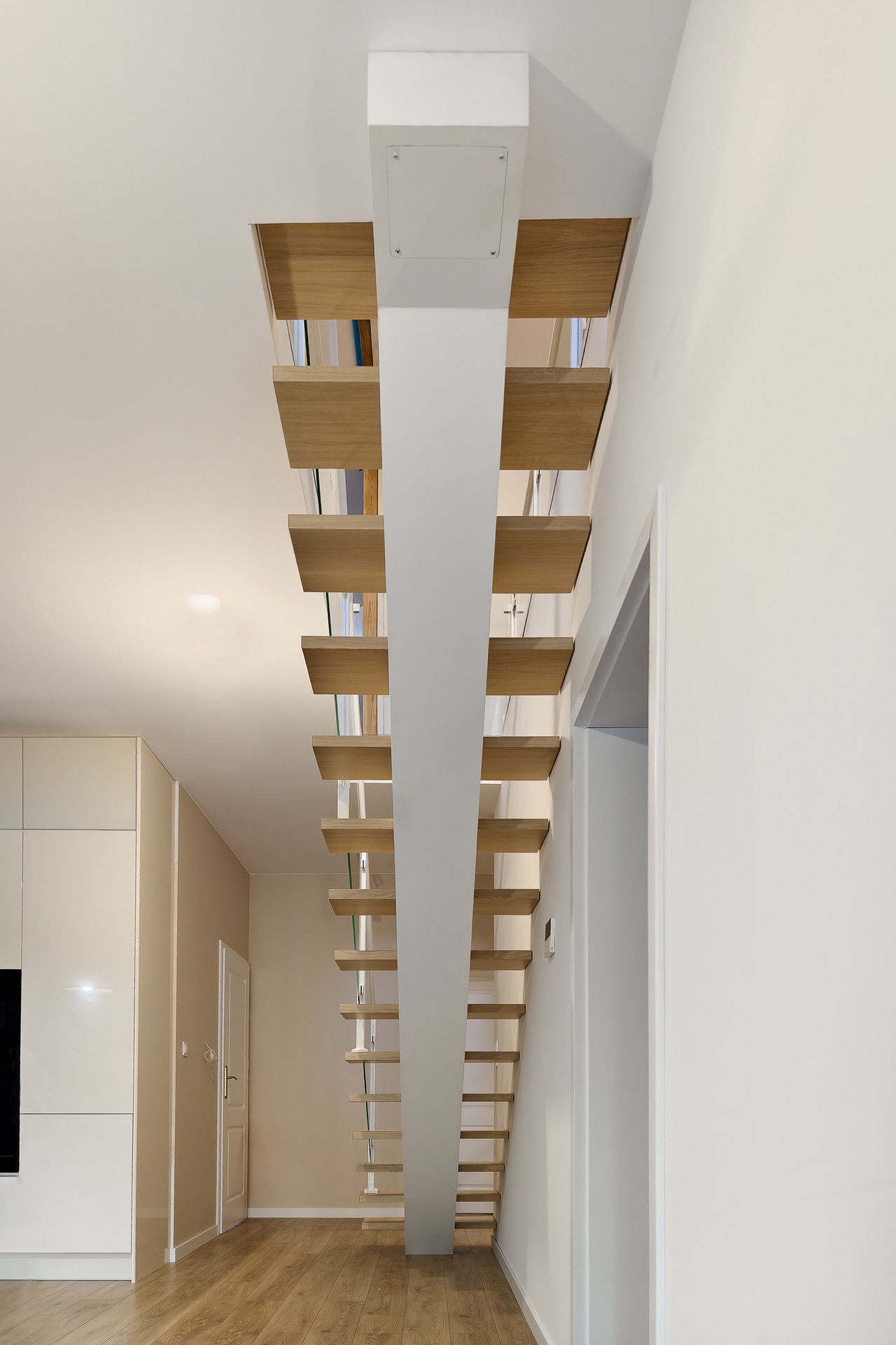 schody centralne stalowe biale widok od spodu