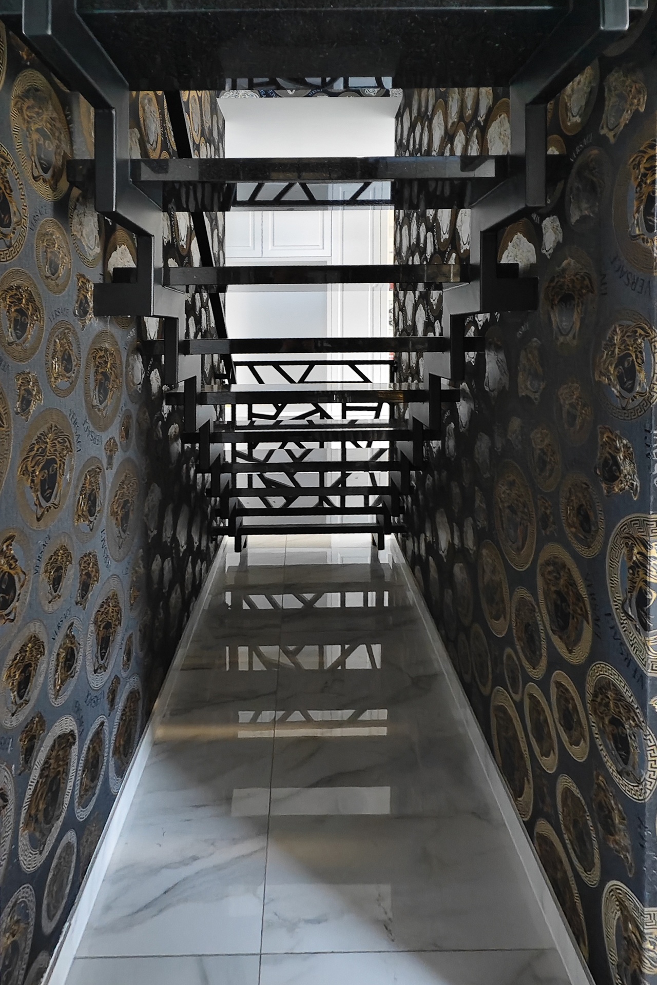 schody czarne stopnie widok z dolu