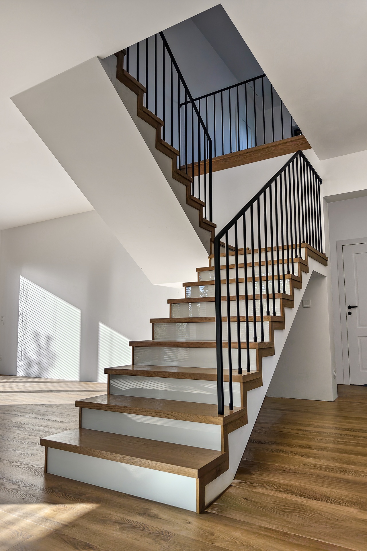 schody debowe z balustrada pionowa czarna