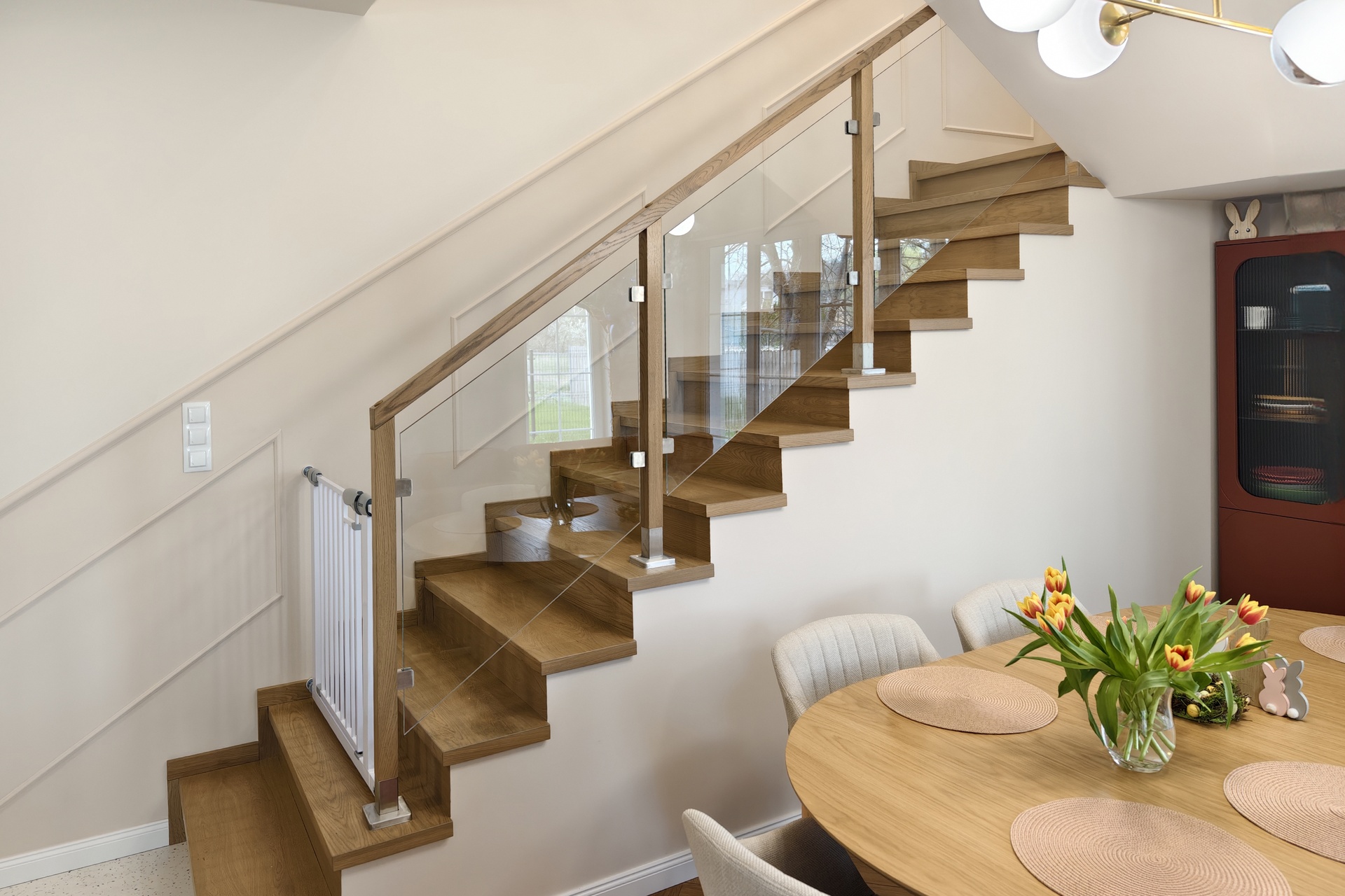 schody drewniane z balustrada szklana