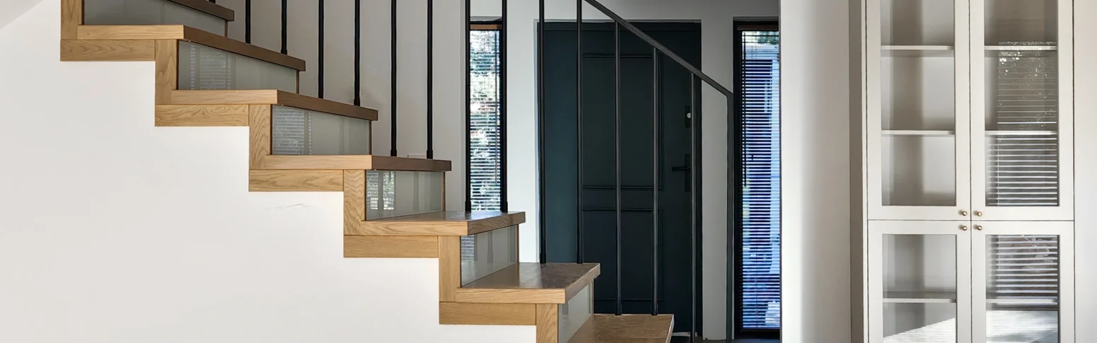 schody drewniane z balustrada widok panoramiczny