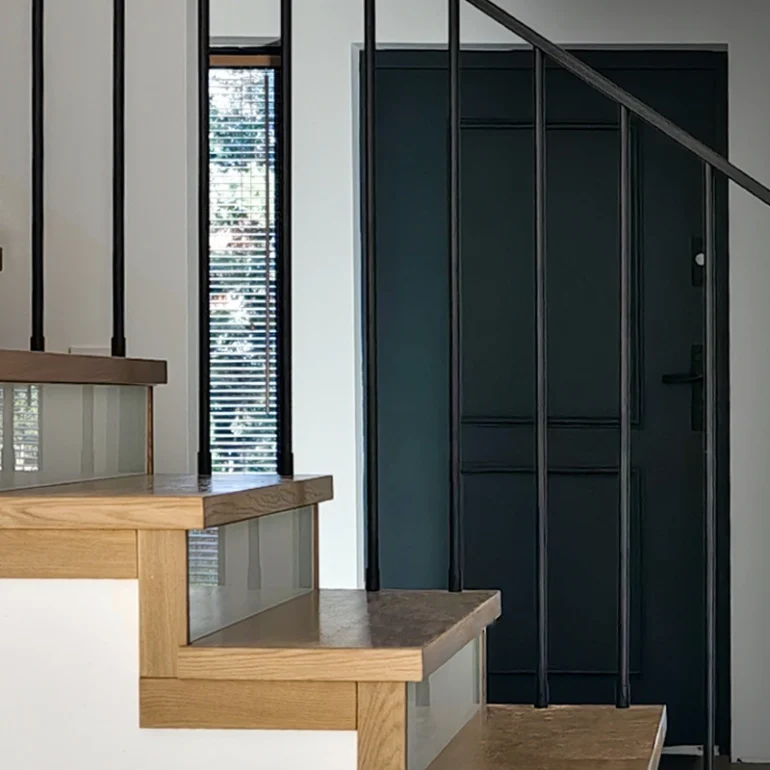 schody drewniane z balustrada widok panoramiczny