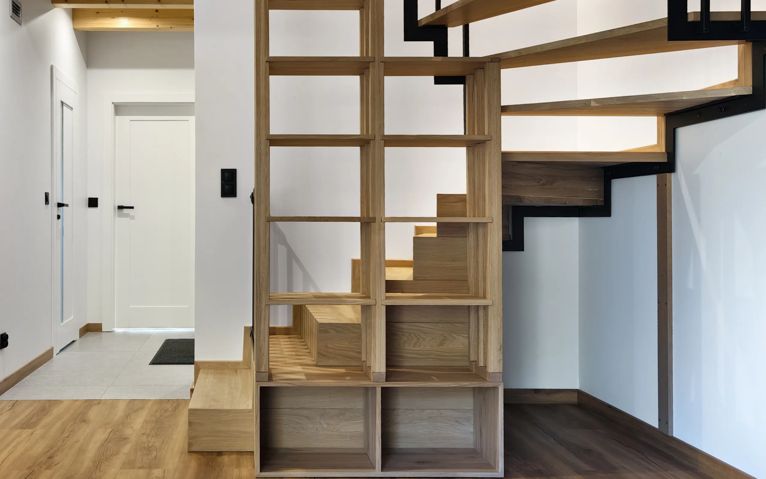 schody loftowe debowe z balustradami pionowymi drzewica