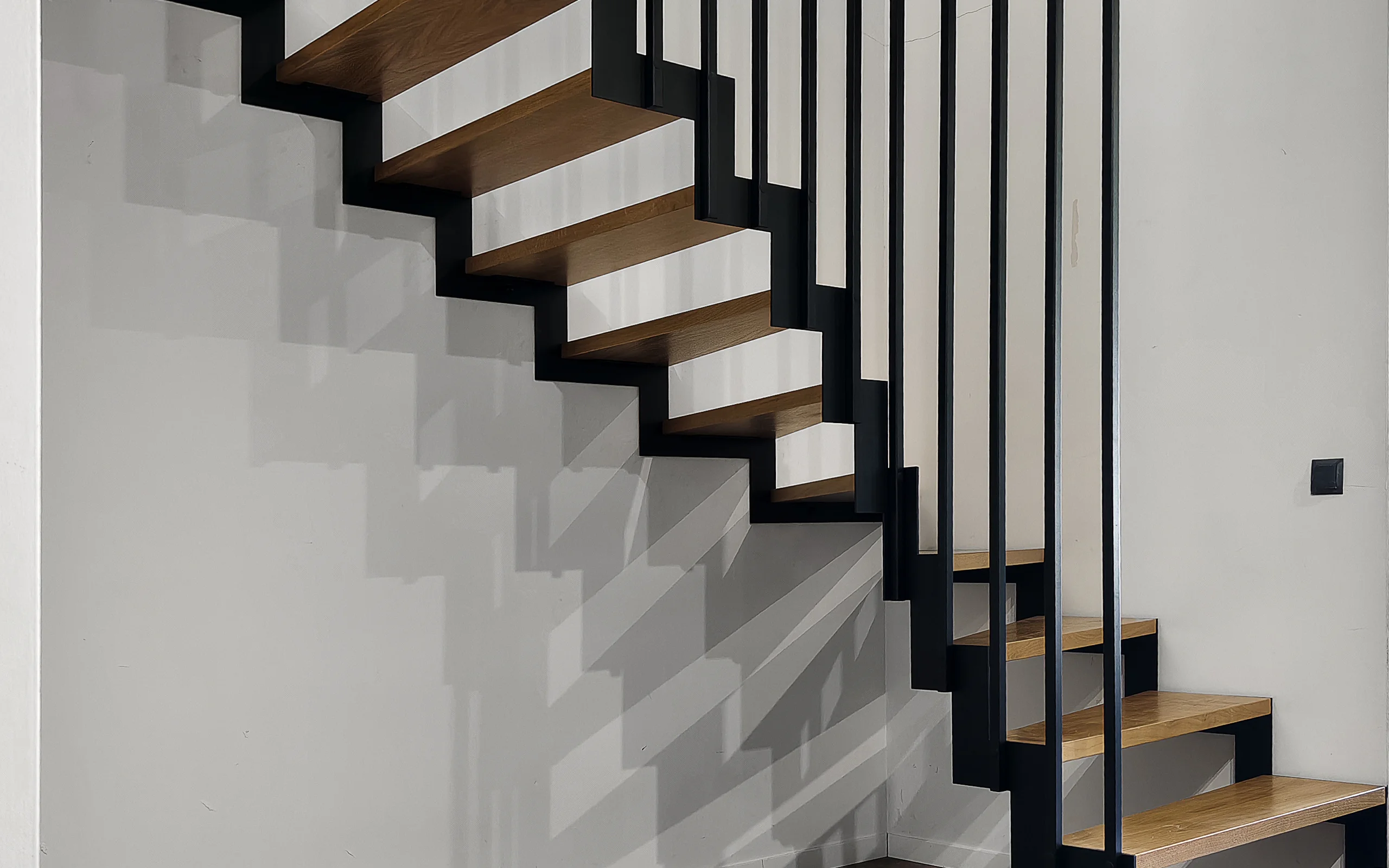 schody loftowe na konstrukcji stalowej z balustrada grojec