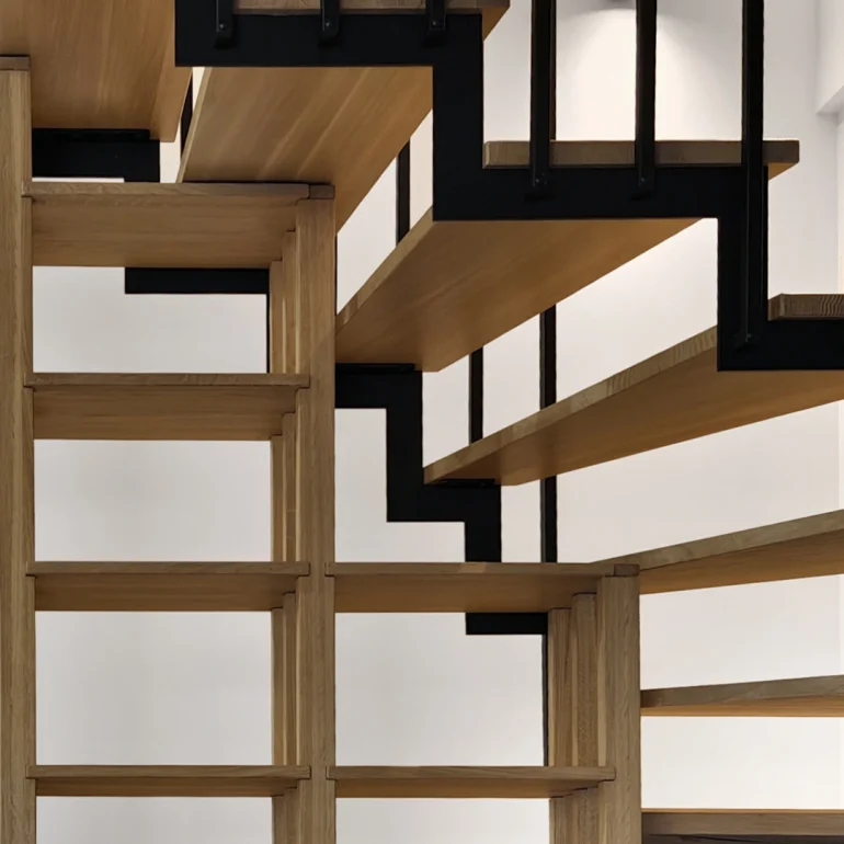 schody loftowe z drewnianym regalem pod schodami detal