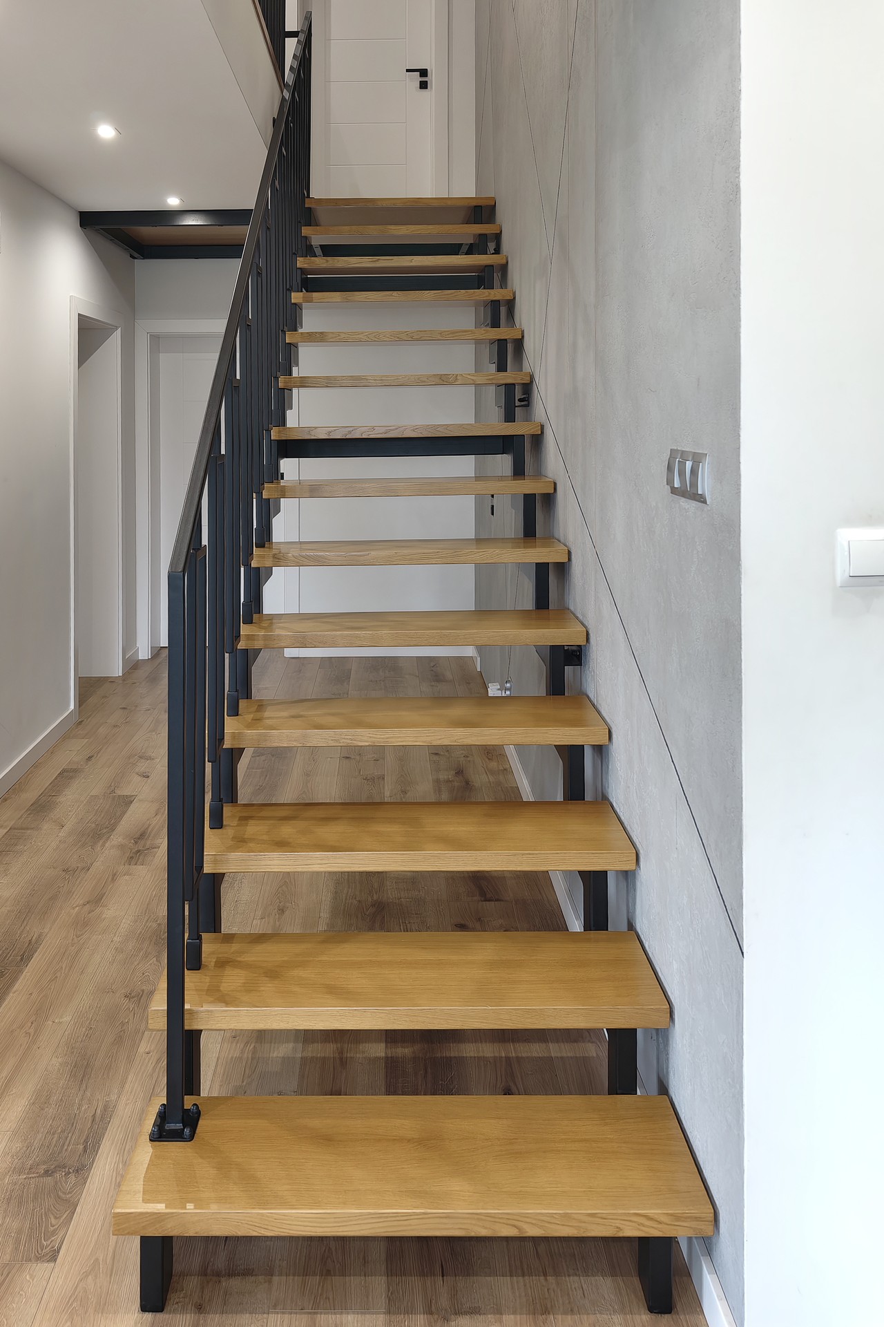 schody metalowe drewniane widok stopni