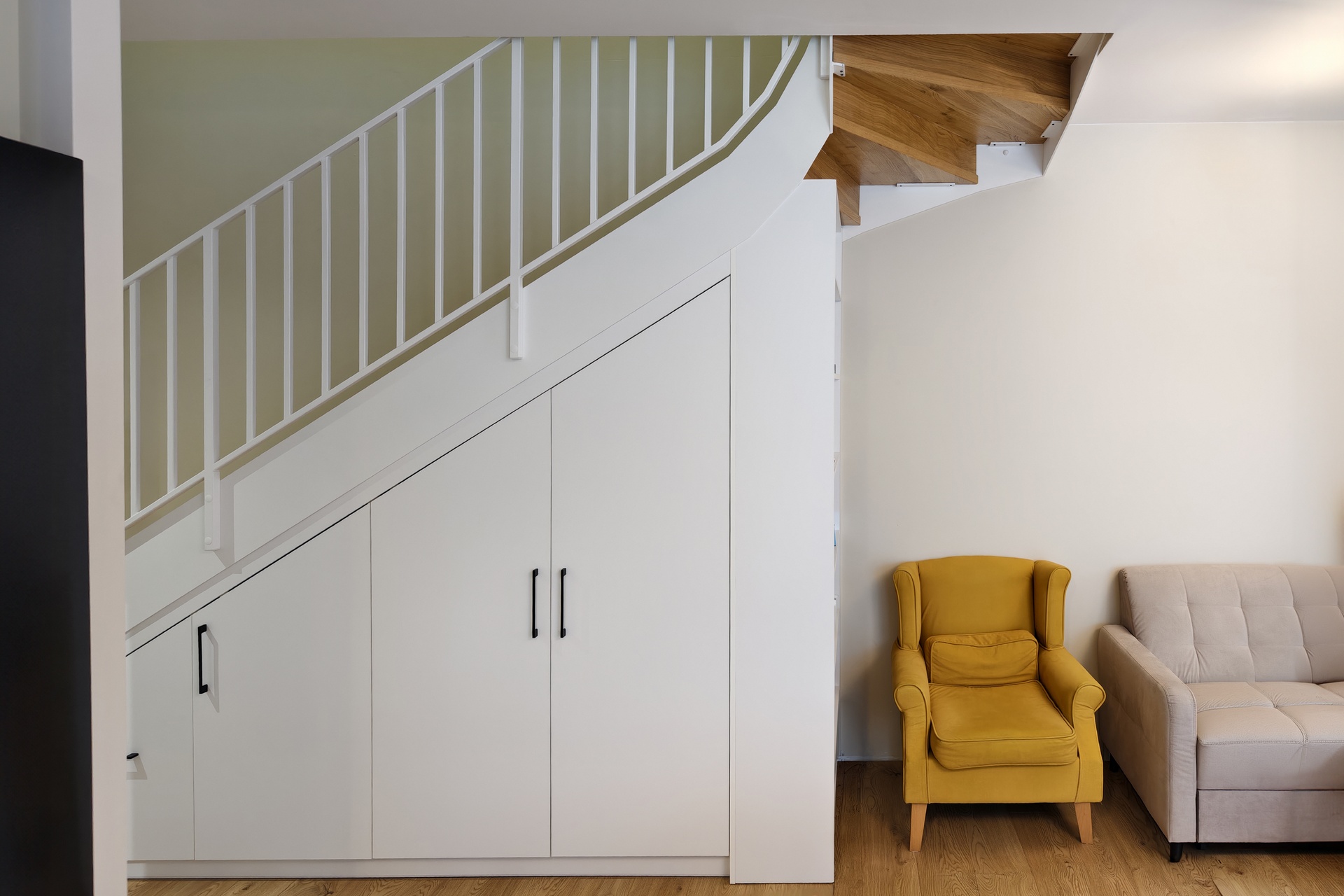 schody metalowe z biala zabudowa