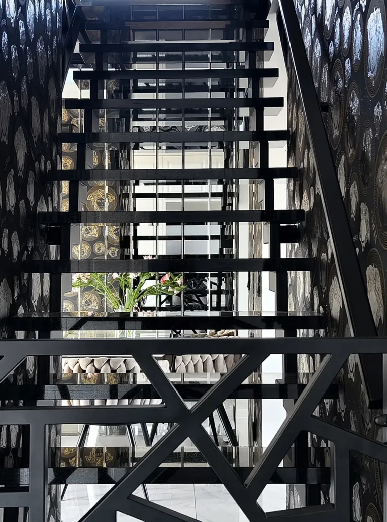 schody metalowe z marmuru czarne