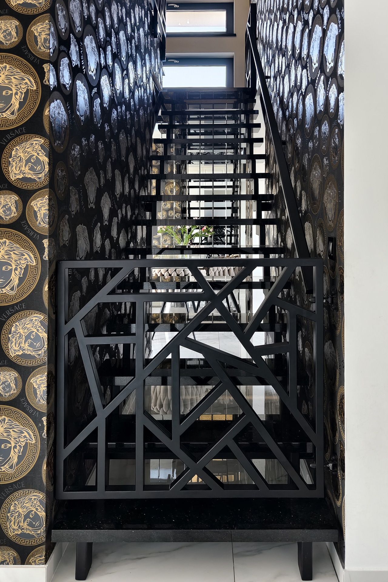 schody metalowe z marmuru czarnego