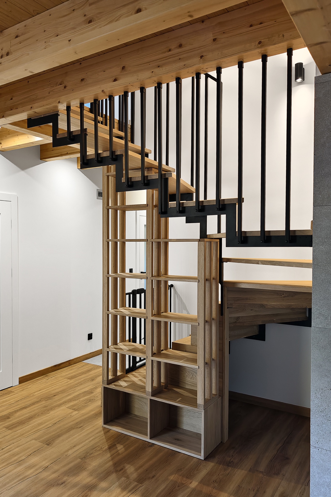 schody na konstrukcji stalowej z regalem drzewica