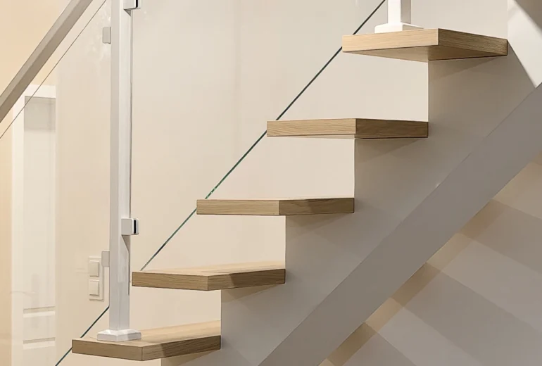 schody samonosne loftowe biale z balustrada szklana