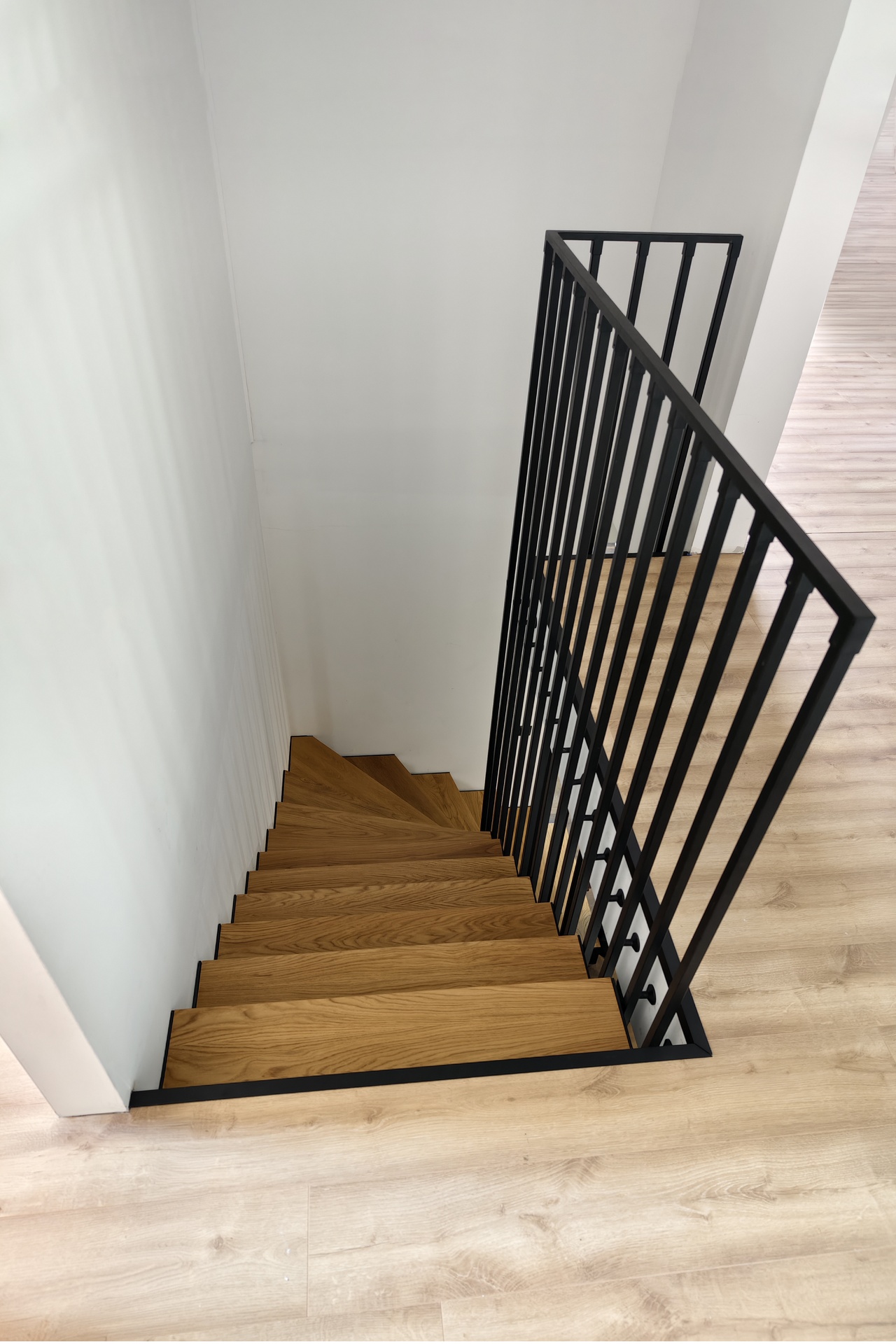 schody wangowe debowe widok z gory balustrady pionowe