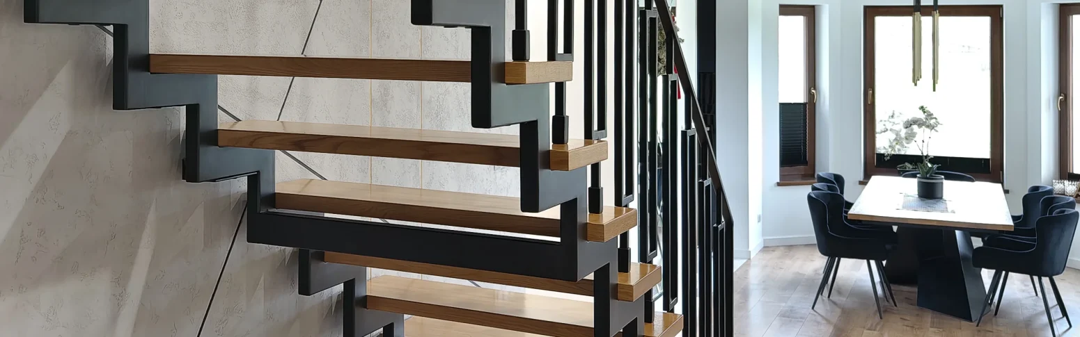 schody wewnetrzne metalowe widok panoramiczny