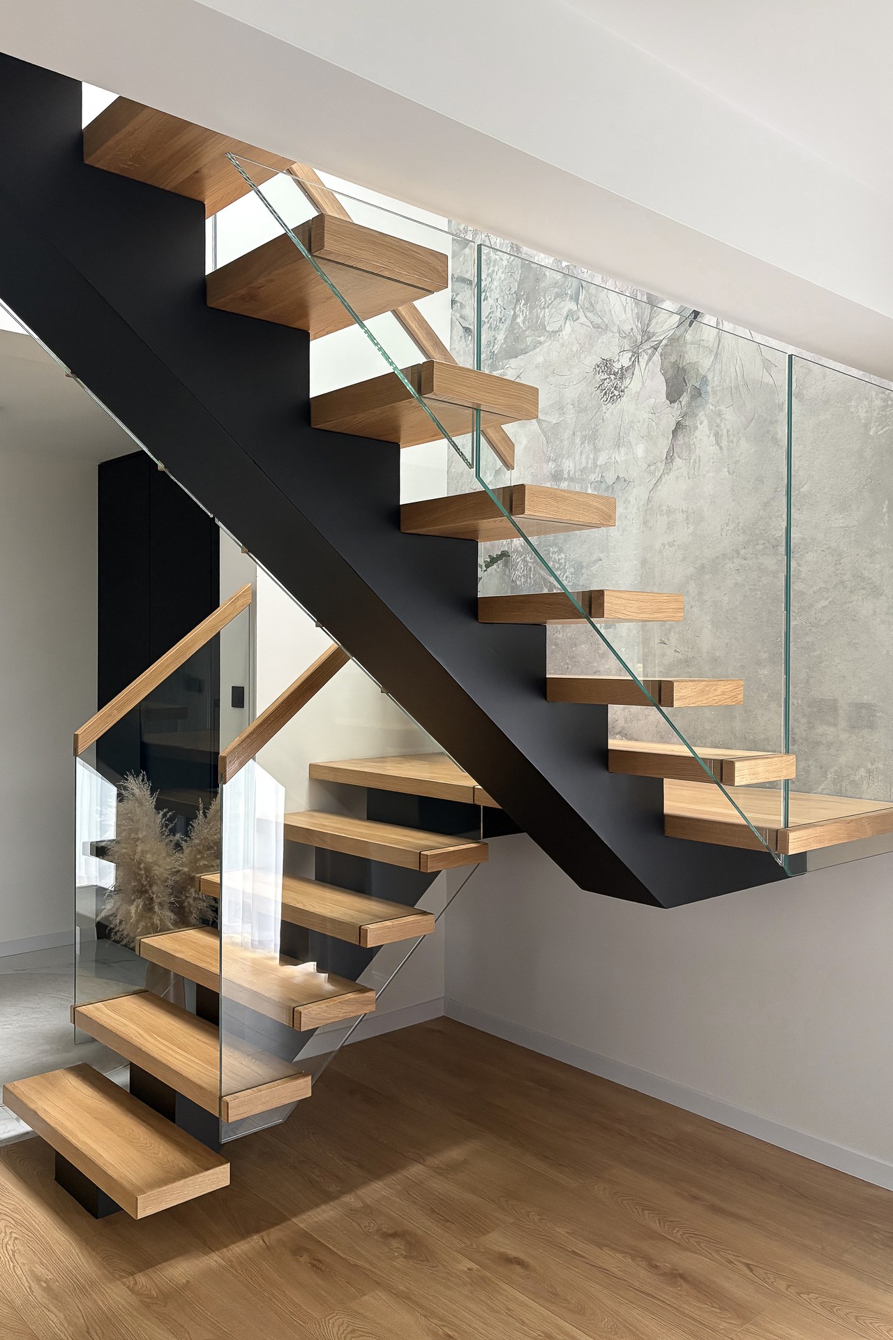 schody wewnetrzne z podestem i balustrada szklana